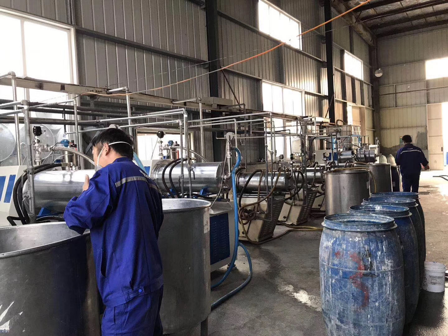 江西某涂料客户HSM密闭卧式砂磨机安装已接近尾